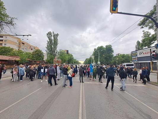 Жители на кв. “Света Троица” излязоха на протест заради катастрофата. 
СНИМКИ: ВЕЛИСЛАВ НИКОЛОВ