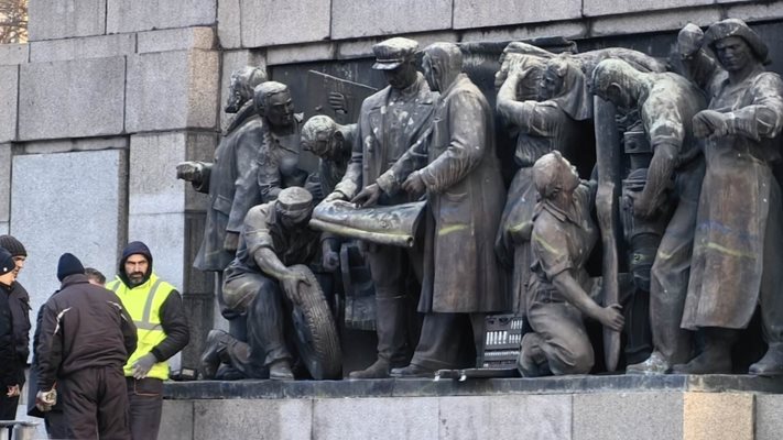(СНИМКИ) Започна махането на Паметника на Съветската армия