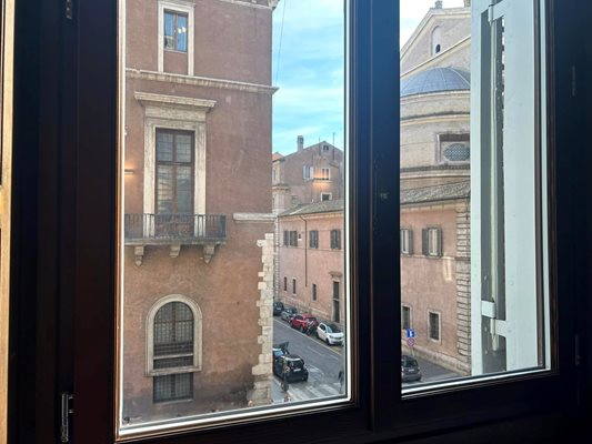 От прозорците се вижда центърът на Рим