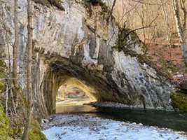 Красивият скален мост Ер Кюприя (Шапран дупка), прокаран от река Белишка