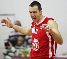 Боян Йорданов ще радва феновете на "Олимпиакос" и през новия сезон.