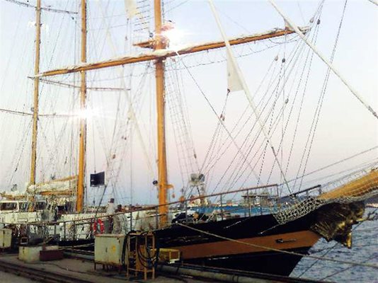Така изглежда бригантината "Роял Хелена", която ще разкарва туристи и в Черно море, и около Карибите. Корабът ще бъде официално пуснат в експлоатация следващата седмица.
