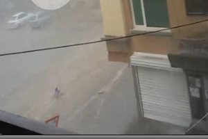 Силен дъжд повлече жена по улица в Плевен, заклещи я под автомобил (Видео)