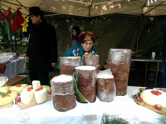 Румънски фермери предлагаха сирене в борова кора по 25 лв. килото
