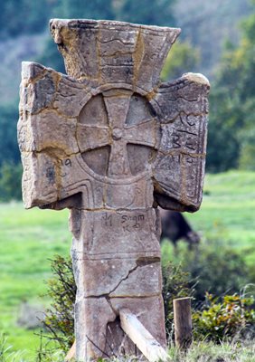Каменен кръст край Драгоман. По много от оброчните кръстове у нас се откриват богомилски символи.