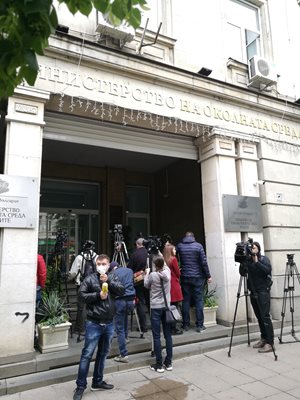 Зам.-министърът Красимир Живков още в сградата на МОСВ, където разследващите изземват документи. СНИМКА: Йордан Симеонов
