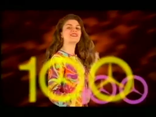 Кадър от клипа на песента "100 мерцедеса"