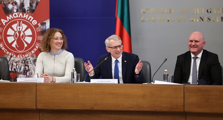 Иванка Шалапатова, Николай Денков и Галин Цоков (отляво надясно) Снимка: Министерски съвет
