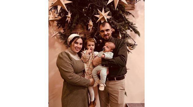 Младото семейство по Коледа - преди Анна и синът ѝ да загинат заради руска атака.
СНИМКА: Х