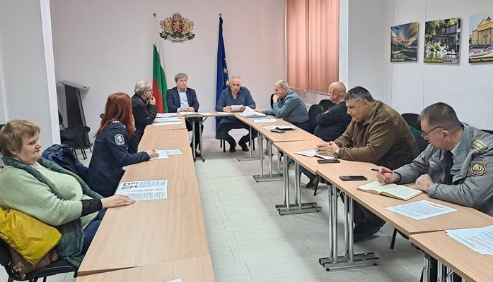 Областната епизоотична комисия в Пазарджик заседава заради установеното огнище на птичи грип