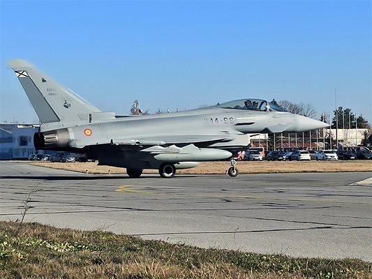 4 самолета Eurofighter EF-2000 Typhoon II от Военновъздушните сили на Кралство Испания се приземиха днес в авиобаза Граф Игнатиево. Снимки пресцентър на МО