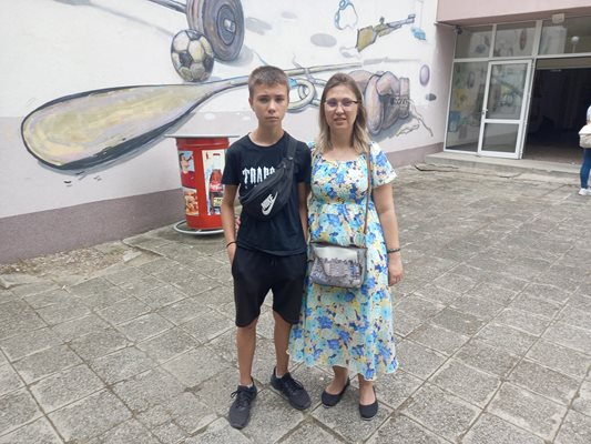 Антонио Андреев (вляво) ще кандидатства в Професионалната гимназия по електроника и електротехника, а до него е майка му Виделина.