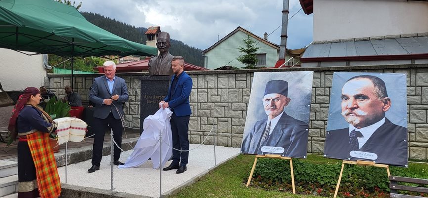 Бюст-паметник на будител и общественик бе открит в центъра на Чепеларе