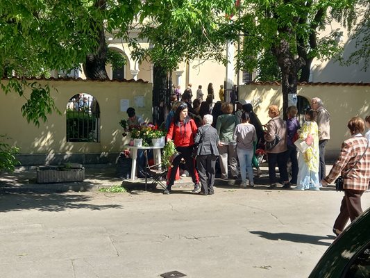 Опашка за върбови клонки пред църквата "Свети Иван Рилски" в Пловдив.