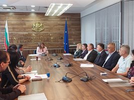 Виолета Коритарова подписа 57 споразумения за финансиране на общински проекти
СНИМКА: Министерство на регионалното развитие и благоустройството