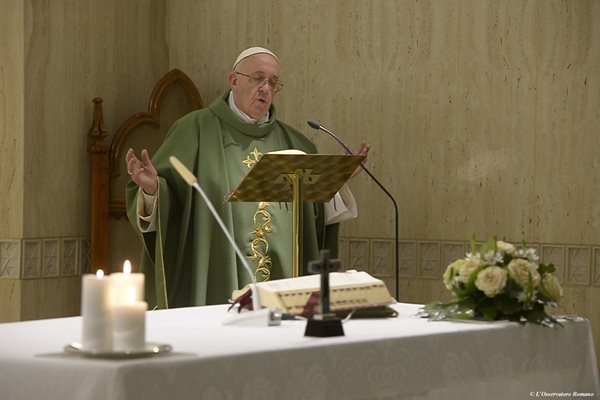 Папа Франциск проповядва в кардиналското общежитие “Санта Марта”, където живее. Той ходил за последен път във ваканция през 1975 г.