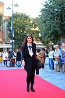 Режисьорката Диана Добрева мина по червения килим на откриването на фестивала в четвъртък вечерта. СНИМКА: ФЕЙСБУК НА “ЗЛАТНА РОЗА”