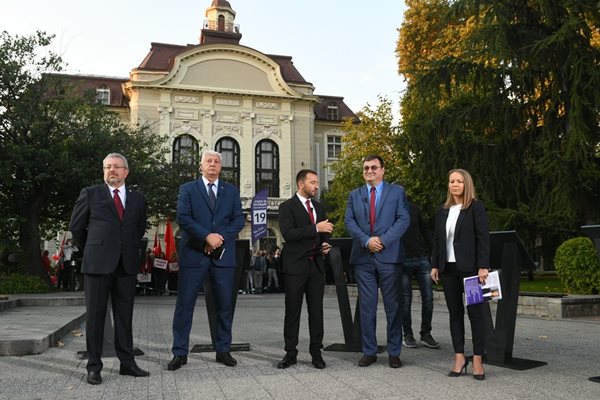 Кандидатите кмет на Пловдив  с водещия Антон Хекимян. Здравко Димитров е вторият от ляво на дясно.