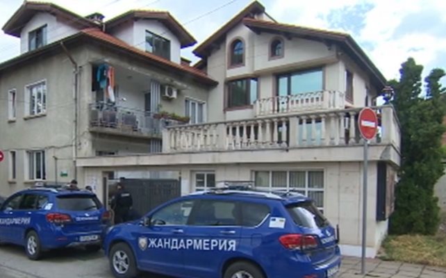 Прокурори и ченгета атакуваха в ранни зори дома на Живков в Ботевград