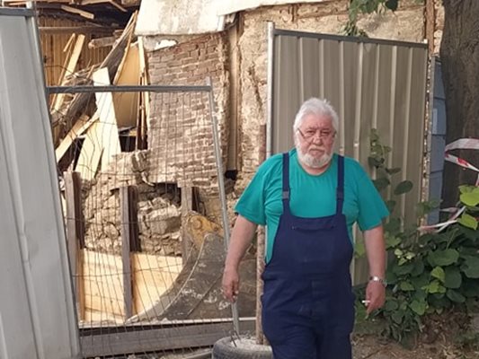 Димитър Будаков пред рухналата стена на 2-етажната си къща на ул. "Ниш" в Пловдив. Снимки: Авторът