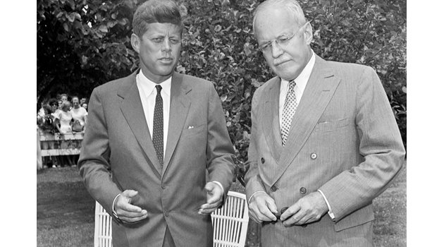 Джон Кенеди заедно с шефа на ЦРУ по онова време Алън Дълес, за когото се смята, че е поръчал покушението.