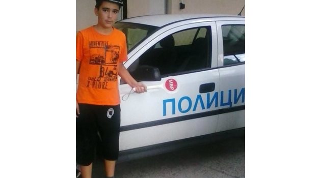 11-годишният Кристиан позира със стоп палка пред патрулка, като повечето деца е мечтаел да стане полицай.