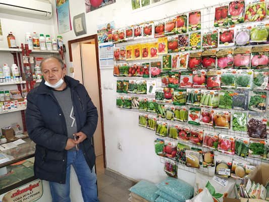 Агрономът Борислав Борисов в празния си магазин за семена на пазара в Граф Игнатиево. Снимки: Радко Паунов