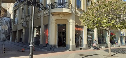 Вандали разбиха магазин на Главната в Пловдив, камери са ги заснели