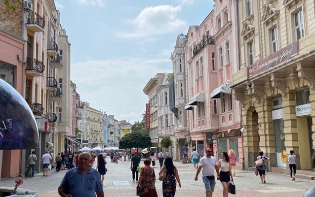 Променлива облачност и температури до 33° се очакват в Пловдив днес.