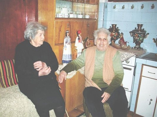 Приятелките на баба Ванга - Атидже (в черно) и Бойка, в стаята, където пророчицата е приемала хора в нужда. 
