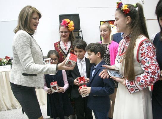 Съпругата на президента Румен Радев - Десислава Радева, зарадва с подаръци талантливи деца от музикалното училище в Пловдив