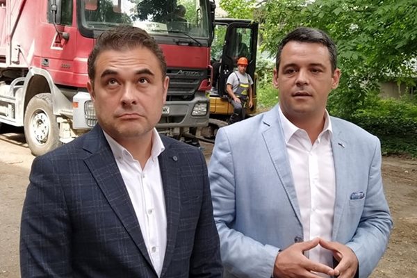 На 18 май Георги Стаменов /вдясно/ и Пламен Райчев дадоха старт на реконструкцията.