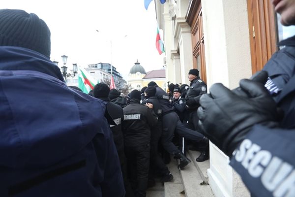 Протестиращи щурмуват входа на Народното събрание. 