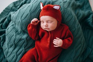 Топъл и спокоен сън за бебето през студените месеци