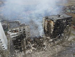 Жилищни блокове  след руски обстрел  в град Ирпен,  Киевски регион

