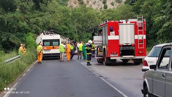 Двама загинаха при верижна катастрофа в Кресненското дефиле (обновена)