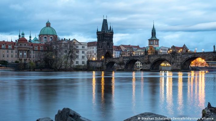 Петиция в Чехия настоява доставчиците на енергия "да дадат на руските дипломати в Прага да опитат от собственото си лекарство"
Снимка: Дойче Веле