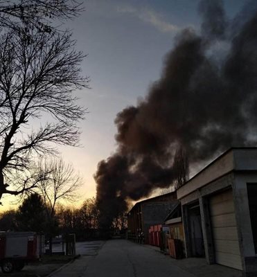 Непоносим черен дим се носи от района на бившата Окръжна болница в близост до Шекер махала. Снимка: Таня Костадинова