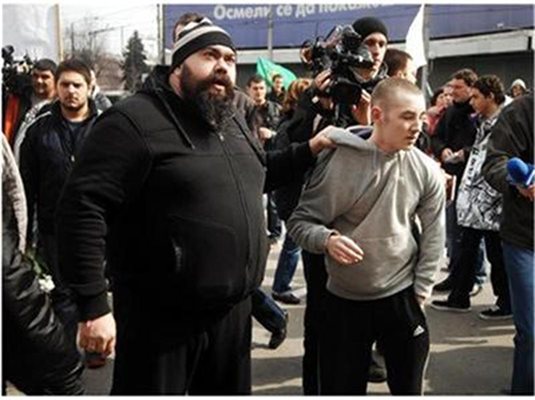 Окончателно: 7 г. и 4 месеца затвор за 17-годишния Борислав, намушкал 85 пъти Цветан заради марихуана