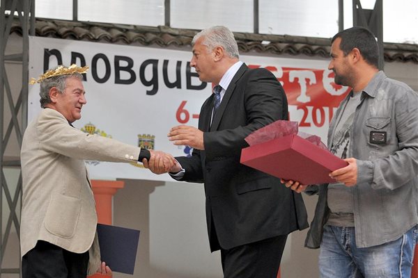 Стефан Цанев получава “Орфеевият венец” на фестивала “Пловдив чете” миналата година.