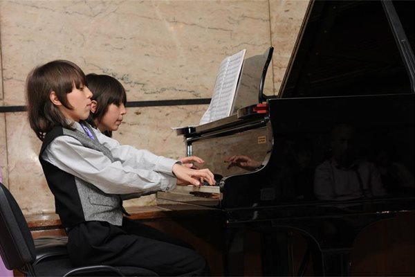 Хасан и Ибрахим свирят на пианото на четири ръце. СНИМКИ: ЛИЧЕН АРХИВ И АВТОРЪТ