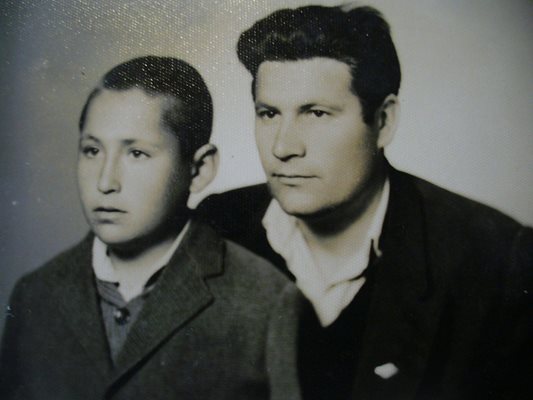 Снимка на Георги с баща му Иван малко след трагедията, при която губи ръцете си.