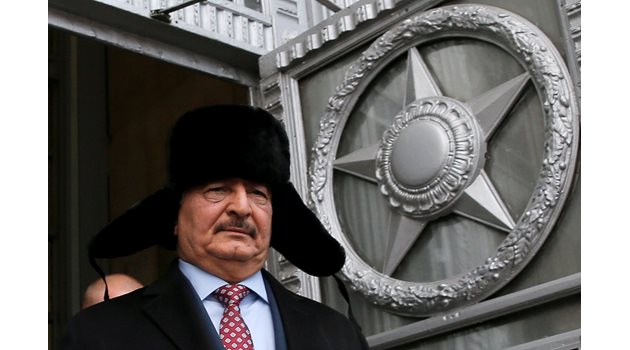Хафтар с ушанка излиза от разговори с руския външен министър Сергей Лавров. Във Вирджиния, САЩ, той носи каубойска шапка.