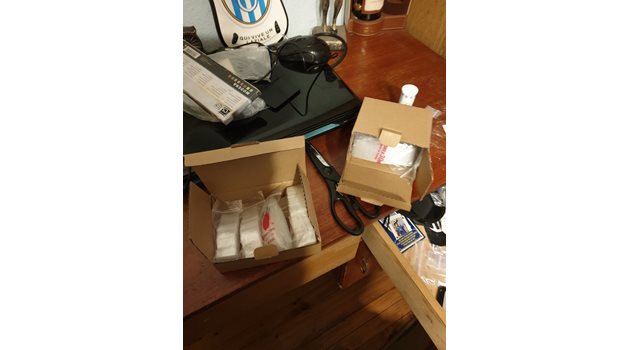 Помощните материали за опаковането и? са намерени при акцията на отдел “Наркотици” в Националната полиция и криминалистите от Пето районно управление в София.