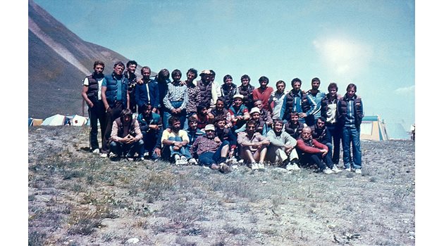 Всички български алпинисти от експедицията през 1984 г.  СНИМКИ: ПЕТКО ТОТЕВ