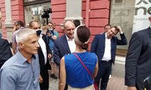 Посрещнаха Румен Радев в Пловдив и с аплодисменти, и с викове "Оставка" (Видео)