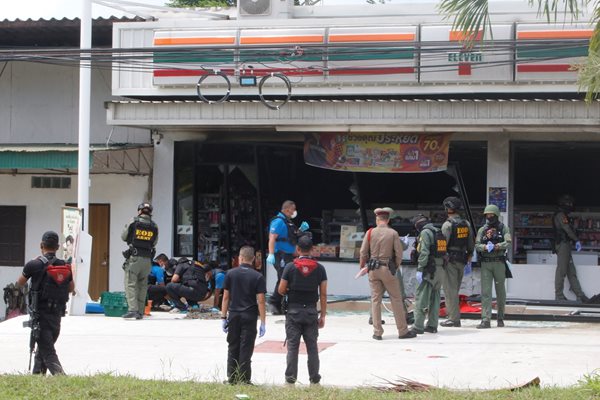 Екипи на спешна помощ след експлозия в магазин в провинцията Яла СНИМКА: Ройтерс