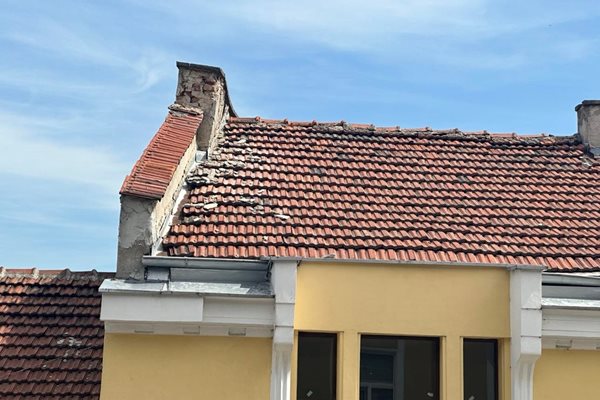 Мазилка от покрива на сграда на ул. “Д-р Вълкович” в центъра на Пловдив падна след земетресението.
