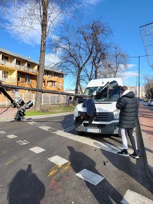 Светофарната уредба, забила се в микробуса