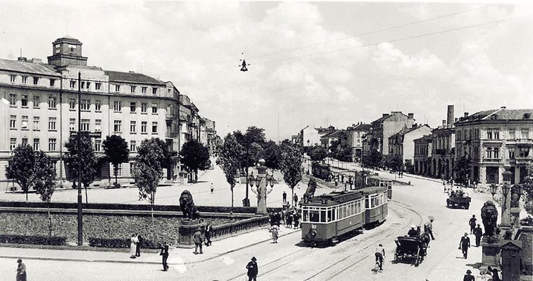 През 1935 г. Българската ипотекарна банка е отпуснала кредит на 103-ма софиянци на стойност 38 814 000 лв. за жилища, които са оценени общо на 185 313 000 лв. Тоест средно по 1,8 млн. лв. на имот.
СНИМКИ: АРХИВ